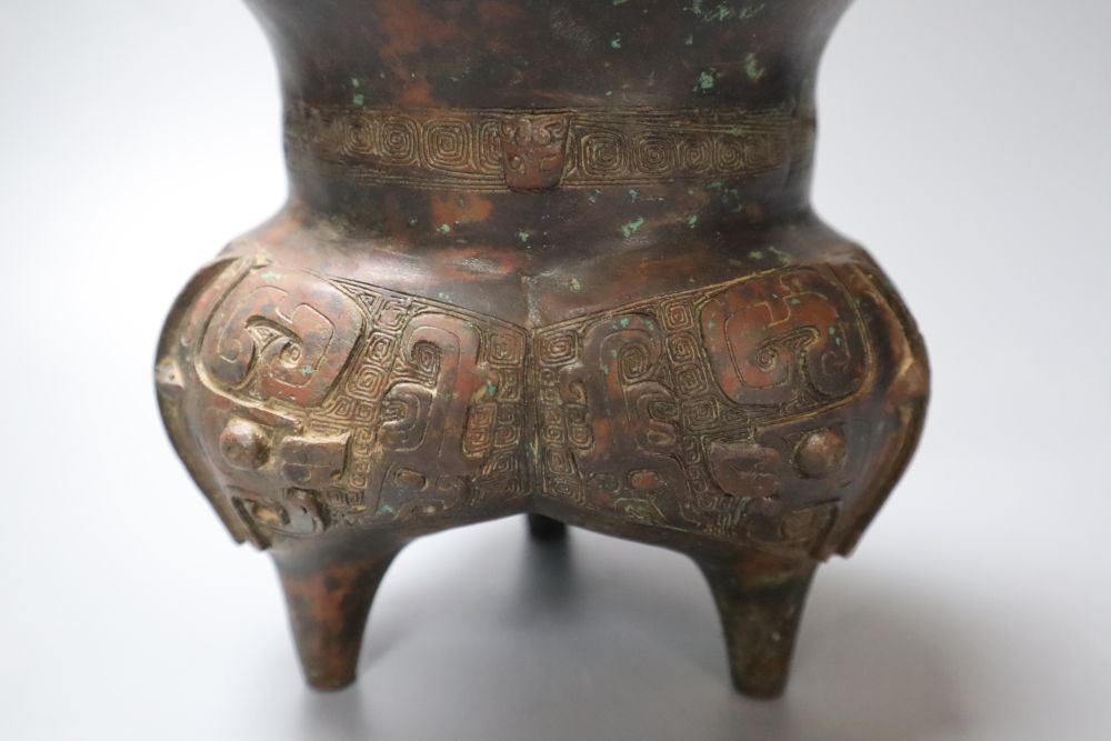 A Chinese archaistic bronze tripod vessel, 16cm